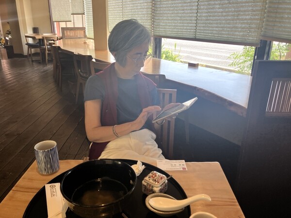 akemi_in_coff_shop